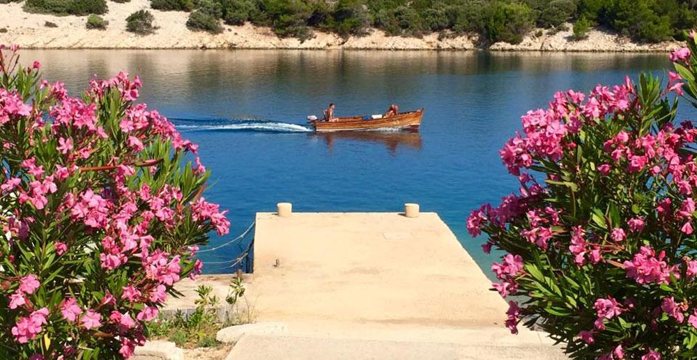 Apartments Šimuni 66 – seafront house and bay in Šimuni on Pag Island